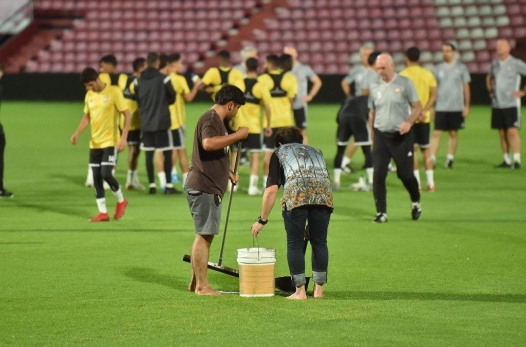 منتخب الإمارات يهرب من الملعب بسبب الأمطار الغزيرة في تايلاند منتخب الإمارات