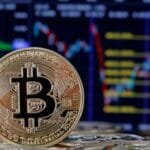 بيتكوين تقترب من حاجز الـ 100 ألف دولار وسط ترقب عالمي