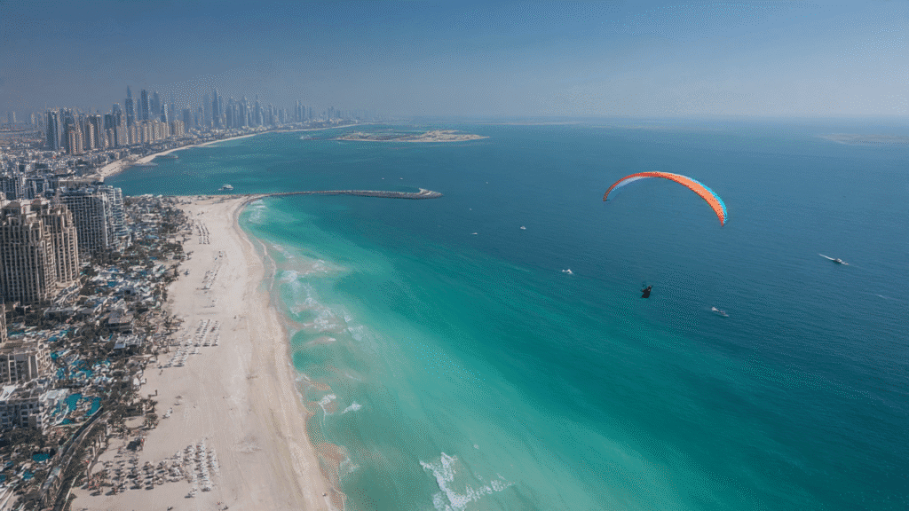 الطيران الشراعي الشاطئي في شاطئ جميرا