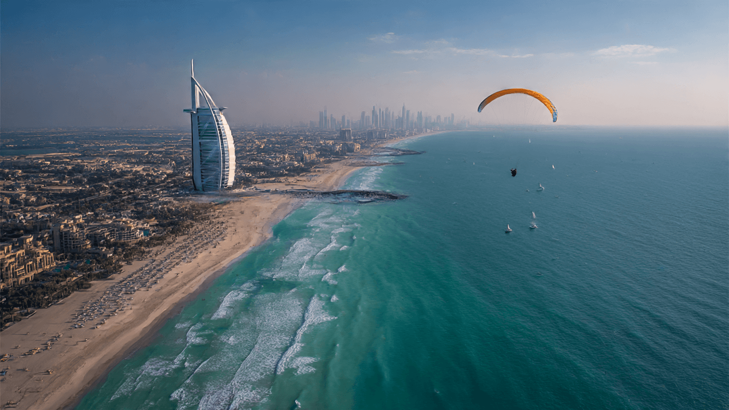 الطيران الشراعي الشاطئي في شاطئ جميرا رحلة مغامرة بإطلالات خلابة الطيران الشراعي الشاطئي في شاطئ جميرا