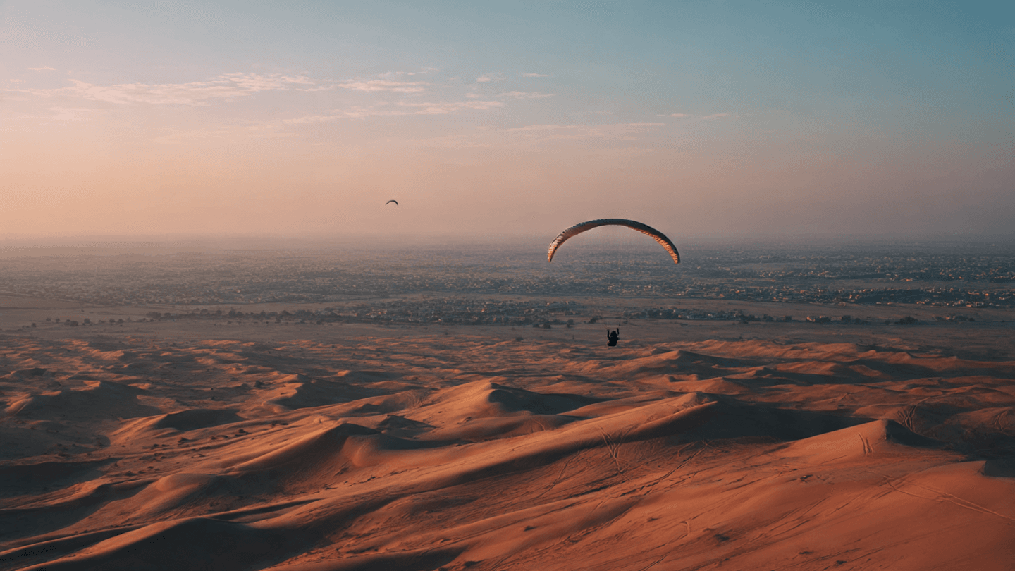 الطيران الشراعي في الصحراء الإماراتية مغامرة في أفق الرمال الطيران الشراعي في الصحراء الإماراتية