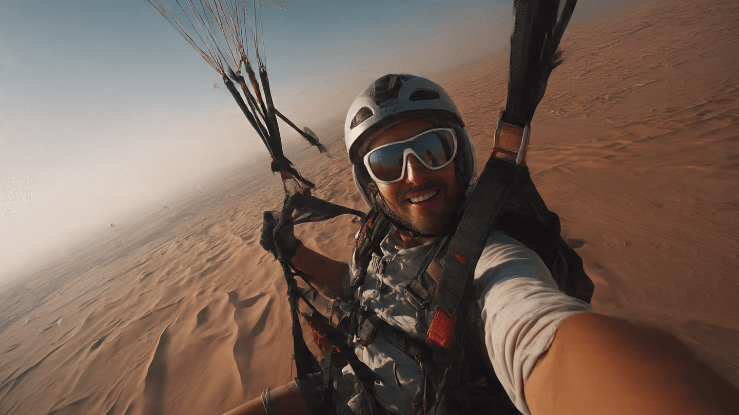 الطيران الشراعي في الصحراء الإماراتية مغامرة في أفق الرمال الطيران الشراعي في الصحراء الإماراتية