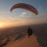 الطيران الشراعي في الصحراء الإماراتية مغامرة في أفق الرمال الطيران الشراعي في الصحراء الإماراتية