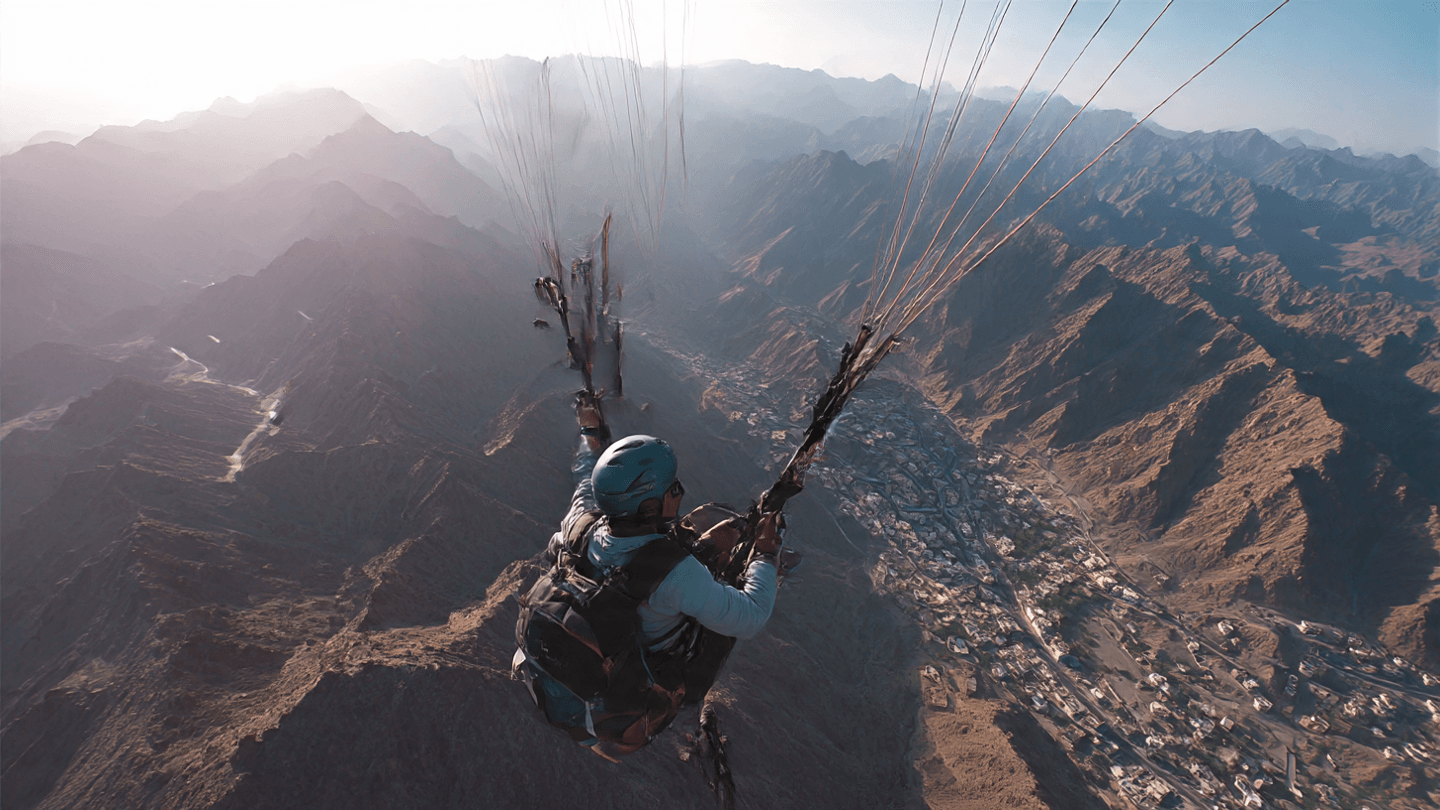 تجربة الطيران الشراعي في حتا مغامرة تحبس الأنفاس في قلب دبي الطيران الشراعي في حتا