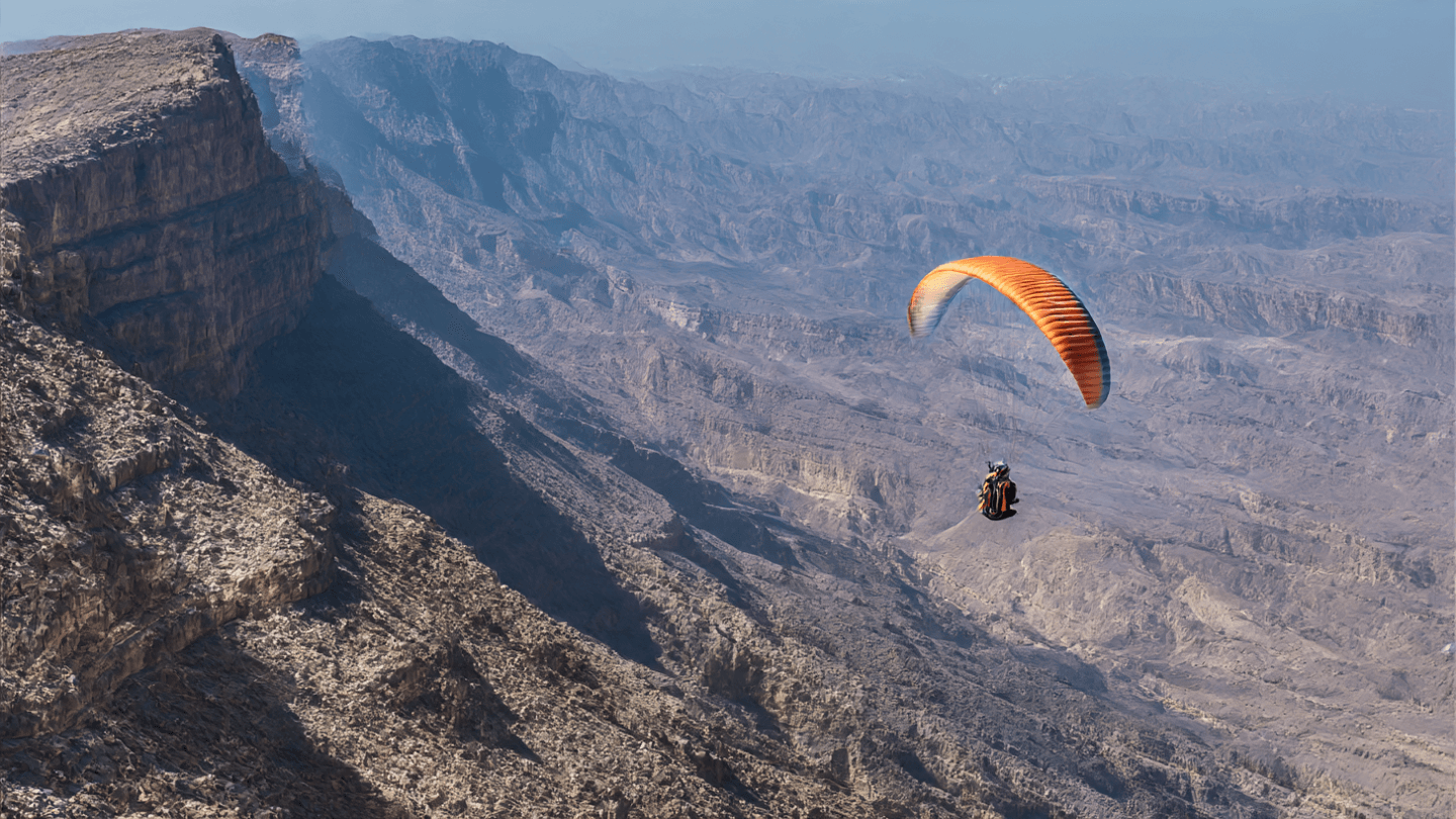 تجربة الطيران الشراعي من جبال الحجر في أروع المناطق الإماراتية الطيران الشراعي من جبال الحجر